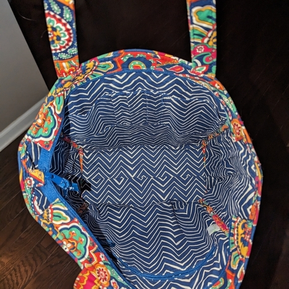 Vera Bradley Large  Venetian Paisley " Carry Me Away" bag. Retired. Like new - Picture 5 of 5